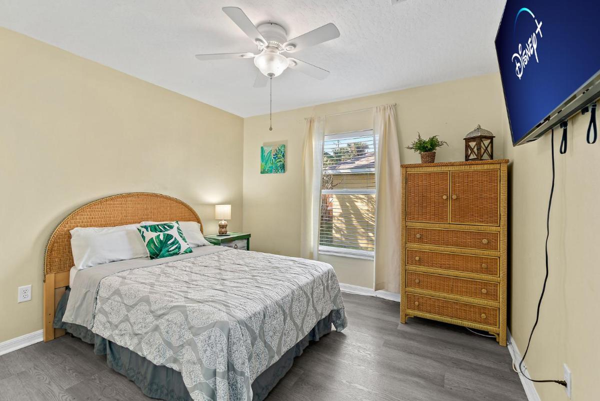 Surfside Paradise Retreat - 3BR and 2BA Duplex, Grill, DOG FRIENDLY - Close to the Beach! - Housity