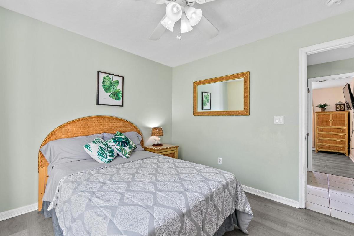 Surfside Paradise Retreat - 3BR and 2BA Duplex, Grill, DOG FRIENDLY - Close to the Beach! - Housity