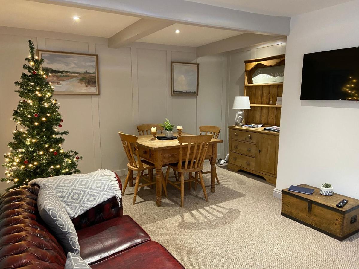 Grade II Listed 2 Bed Cottage with Free Parking - Housity