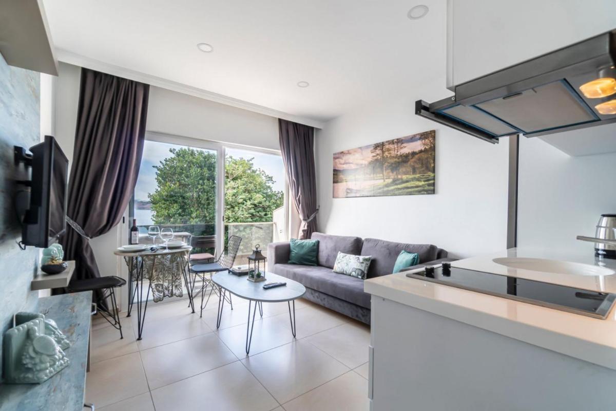 Seafront Flat with Breathtaking Sea View in Bodrum - Housity