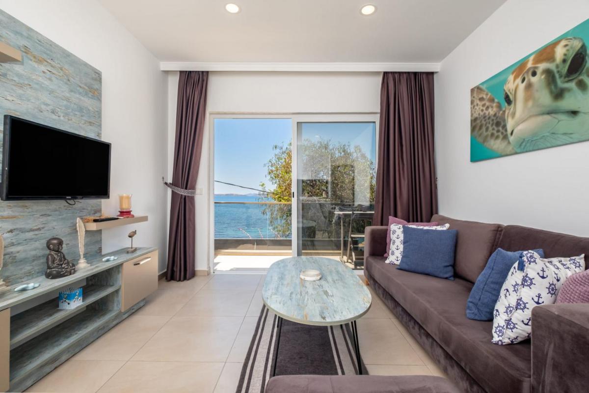 Seafront Flat with Breathtaking Sea View in Bodrum - Housity