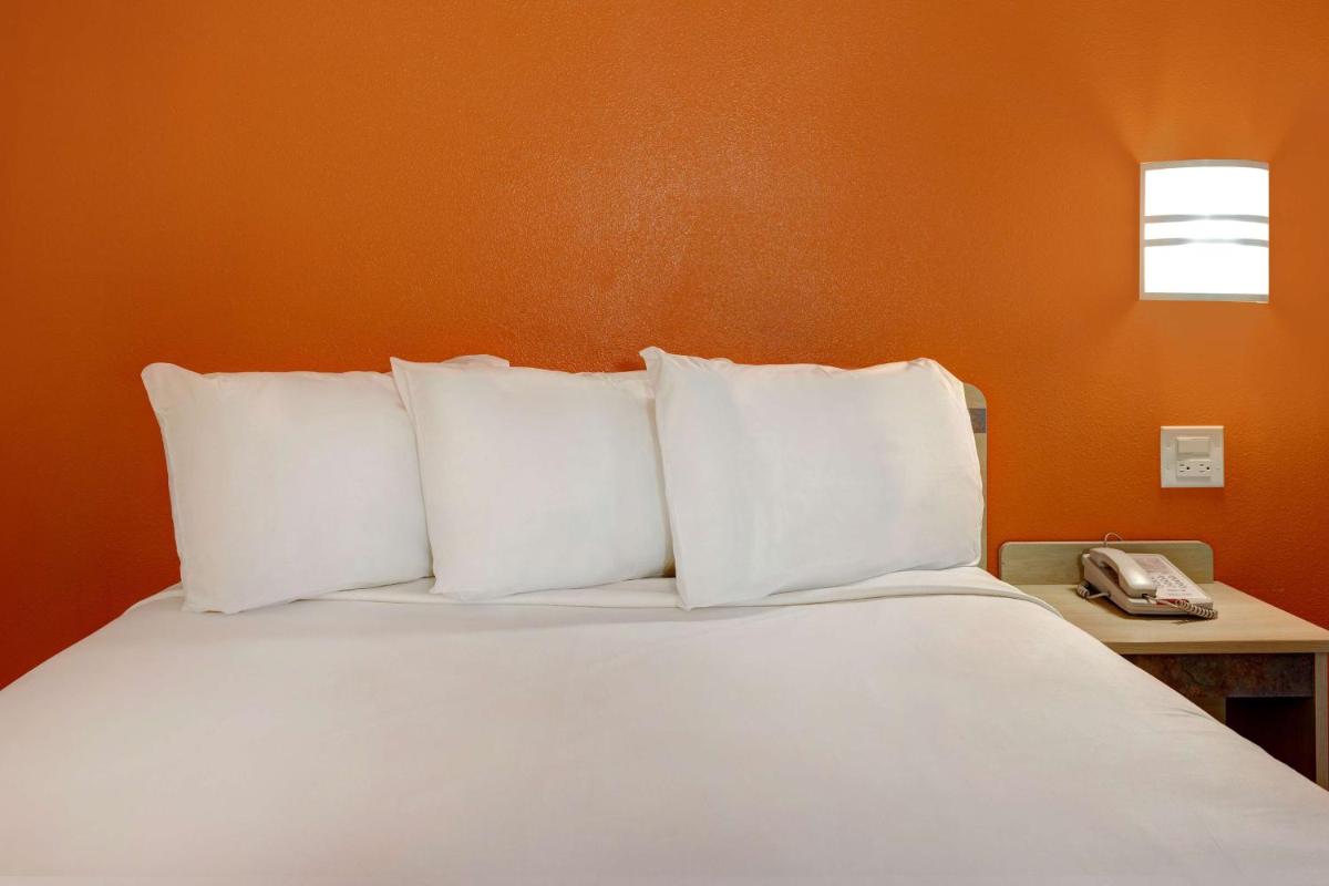 Motel 6-Lakeville, MN - South - Lakeville - Housity
