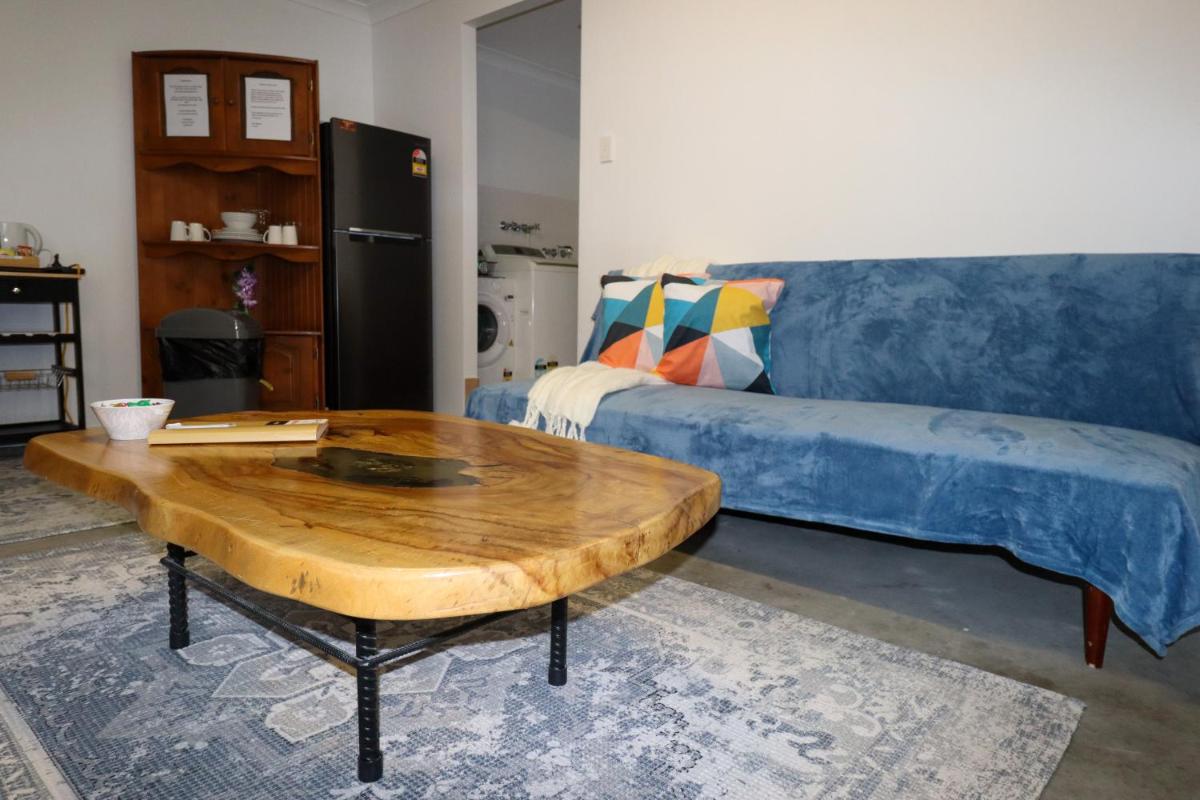 BLK Stays Guest House Deluxe Unit One Side - Housity