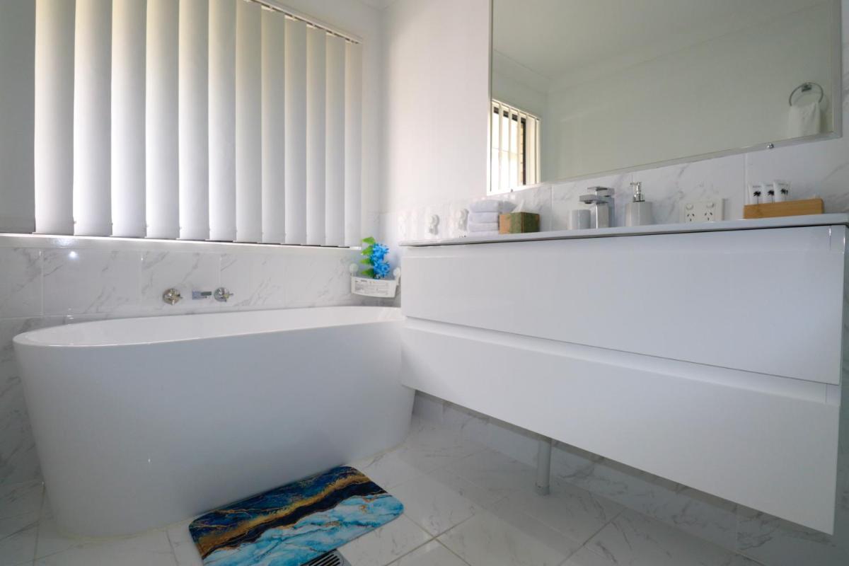 BLK Stays Guest House Deluxe Unit One Side - Housity