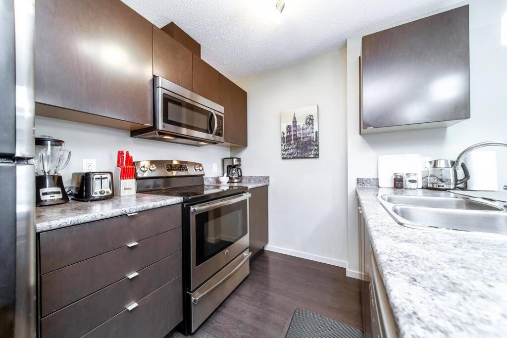 Trendy Windermere Condo, AirCon, Top Floor, King Bed, Secure UG Parking, BBQ! - Housity