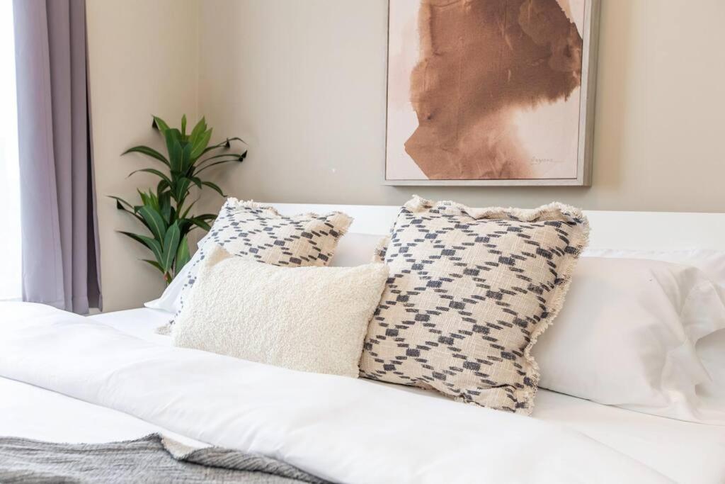 Trendy Windermere Condo, AirCon, Top Floor, King Bed, Secure UG Parking, BBQ! - Housity