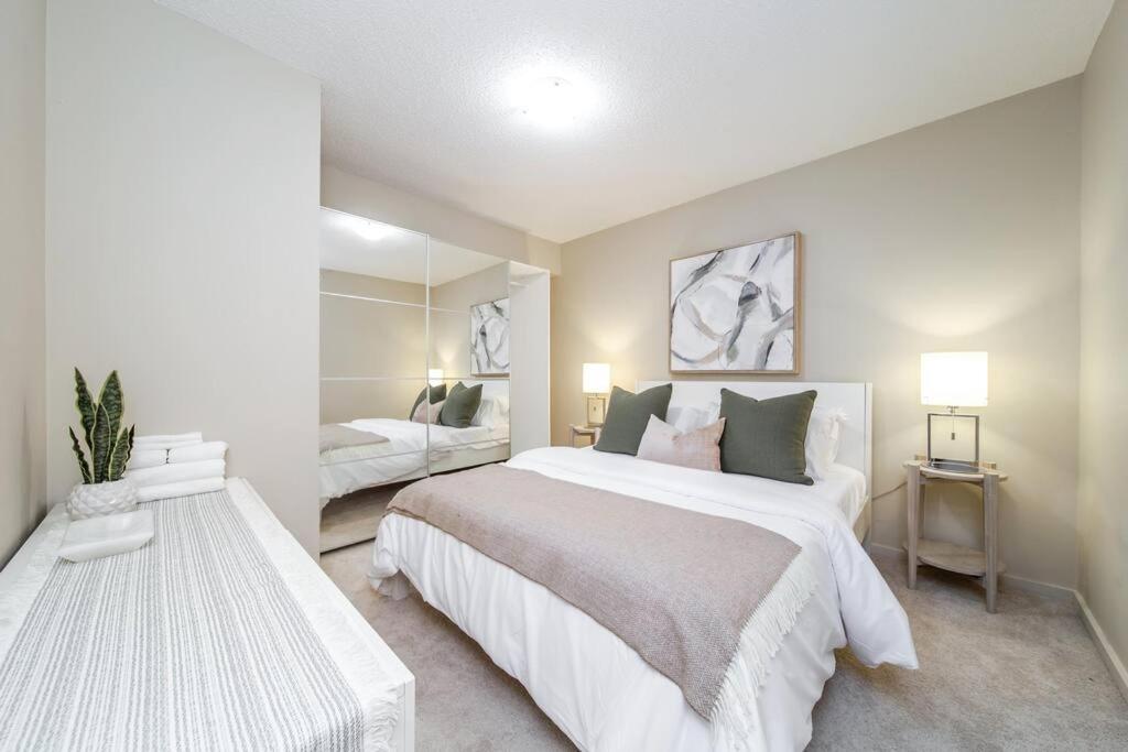 Trendy Windermere Condo, AirCon, Top Floor, King Bed, Secure UG Parking, BBQ! - Housity