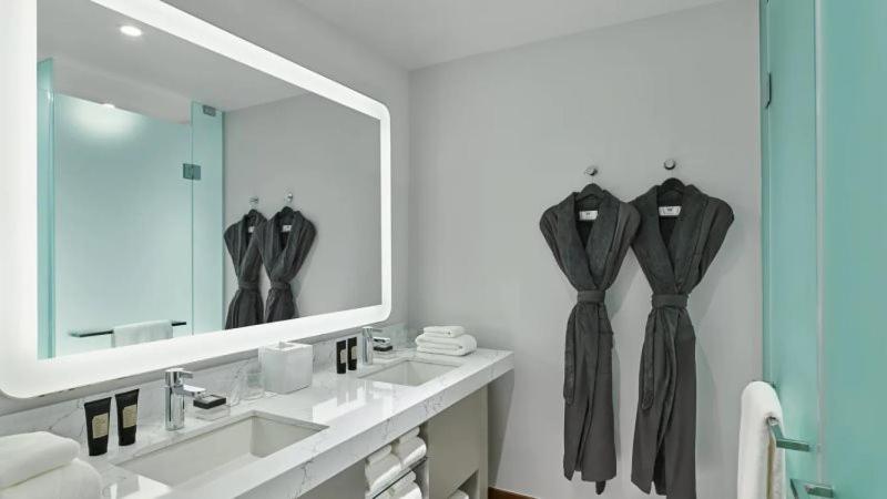 W Hotel Aspen - Hotel Room With 2 Queens - Housity