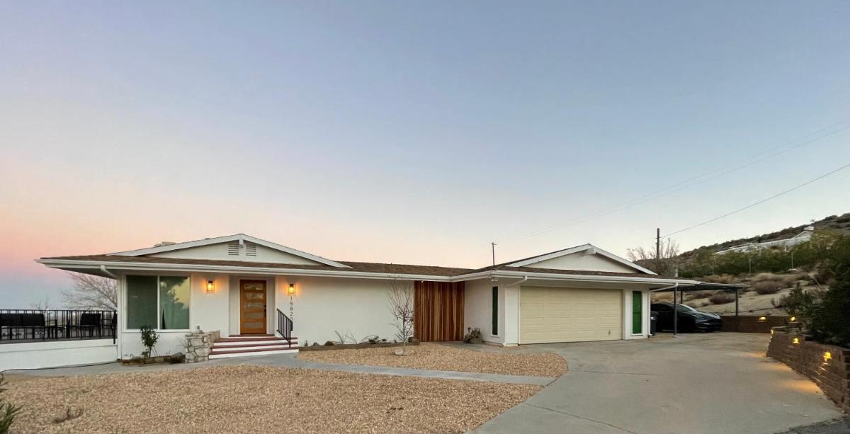 High Desert Scenic Getaway! Hot Tub, Fire Pit & BBQ Grill - Housity