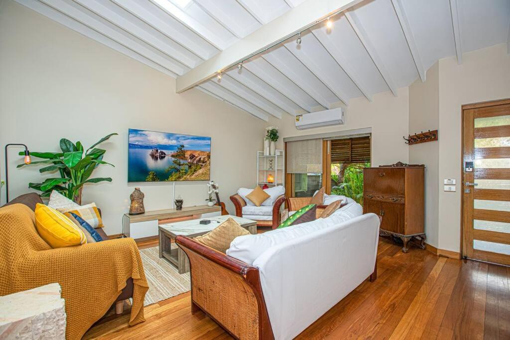 Luxury Retreat Home - 4bed House w/Parking - Mins from CBD - Housity