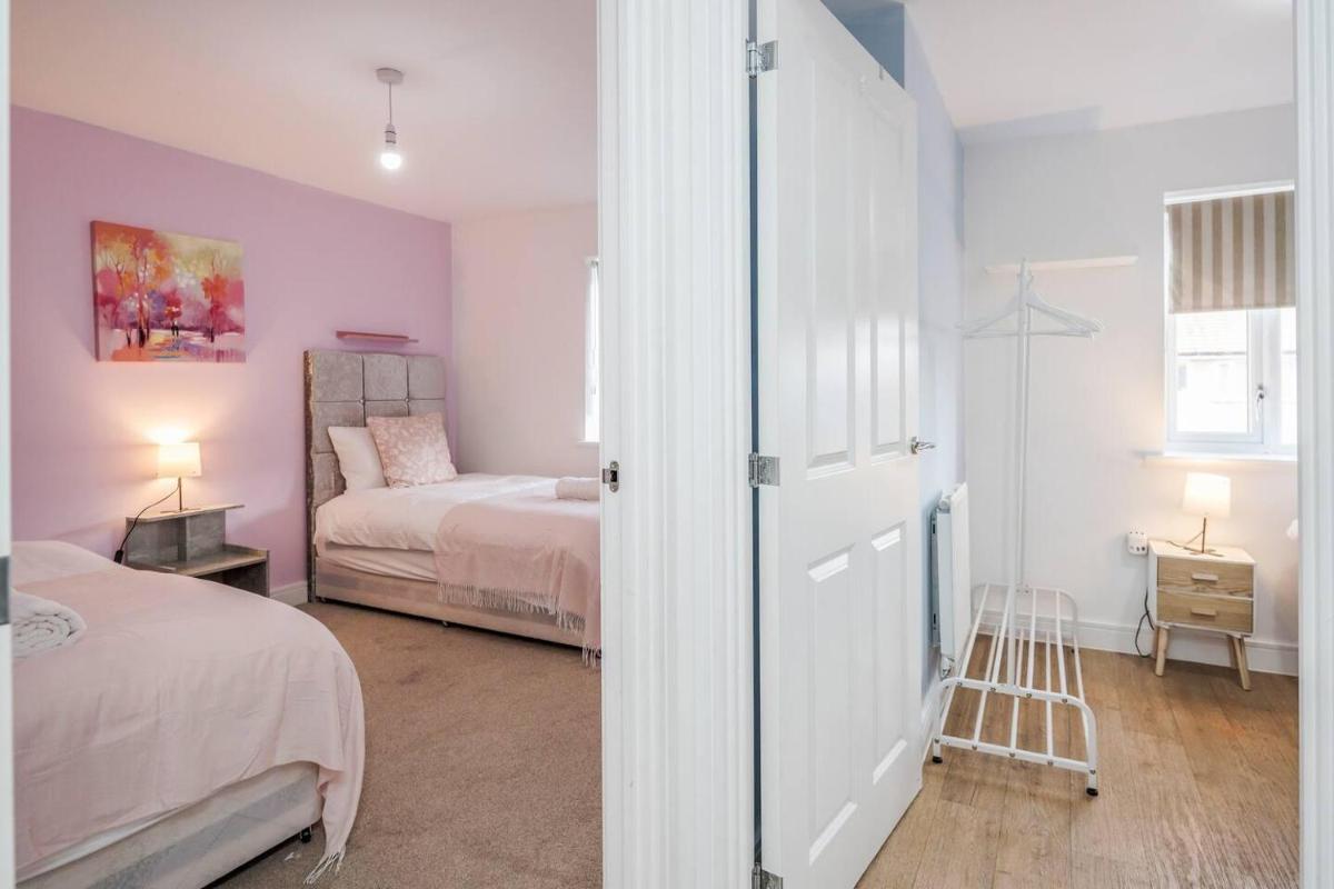 TMS Cheerful 5BDR house! Thurrock! Free Parking! - Housity