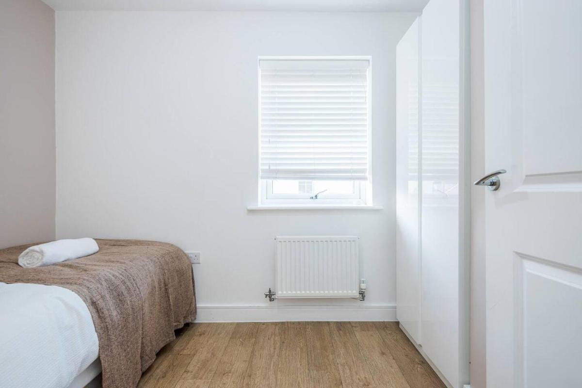 TMS Cheerful 5BDR house! Thurrock! Free Parking! - Housity