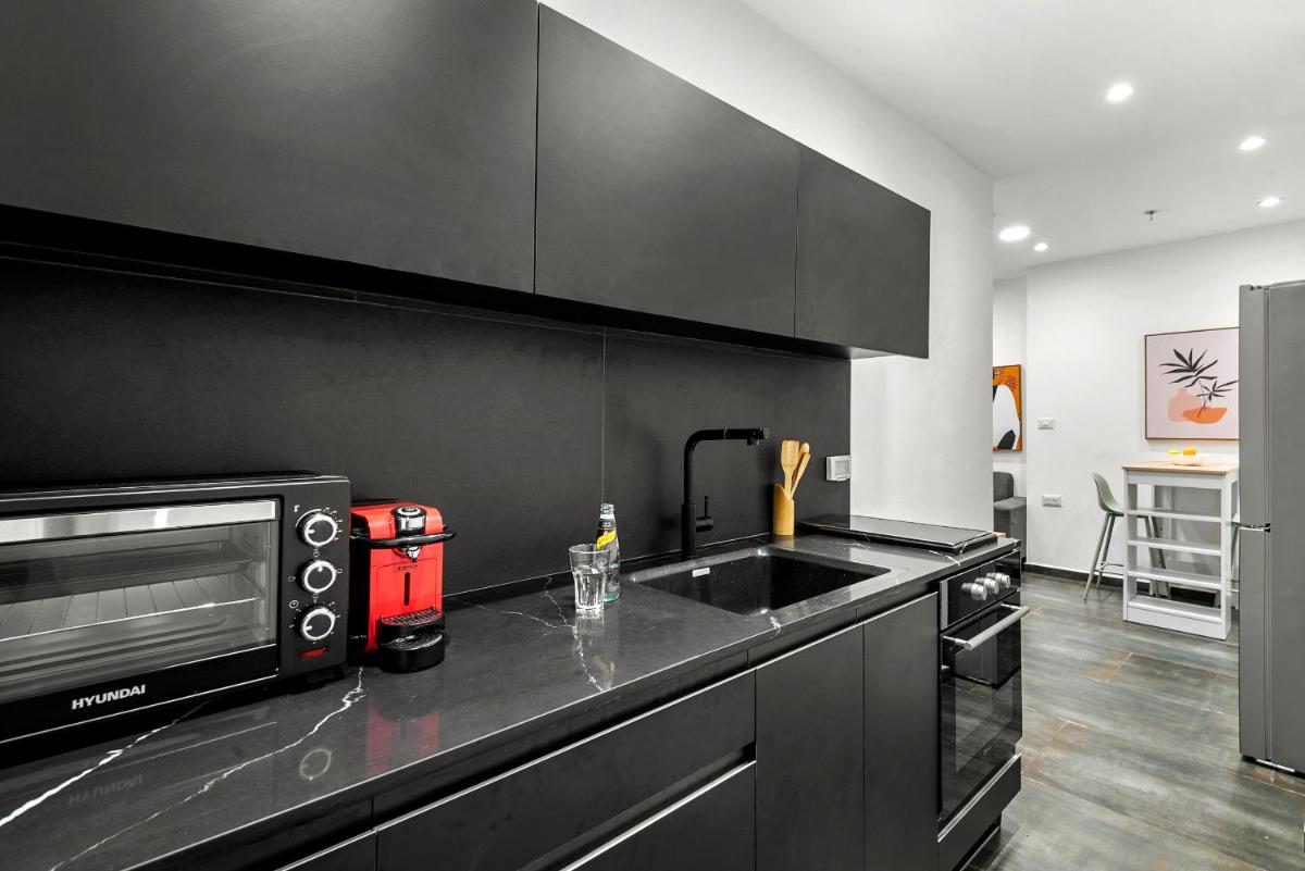 Modern renovated 1 bedroom apartment w Bomb Shelter Central TLV M2 - Housity