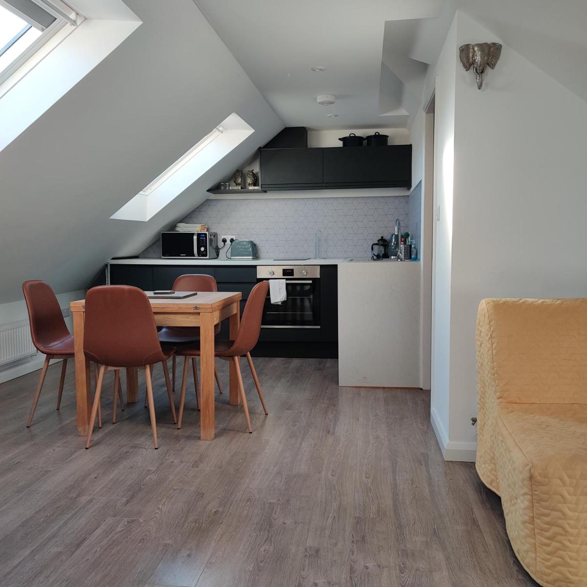 Delightful & Picturesque Modern Detached Apartment, Next to Chester Zoo, Near Park and Ride to City Centre - Housity