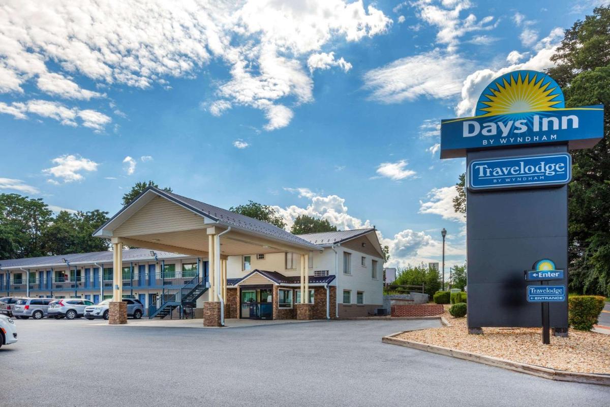 Days Inn by Wyndham Charles Town - Housity