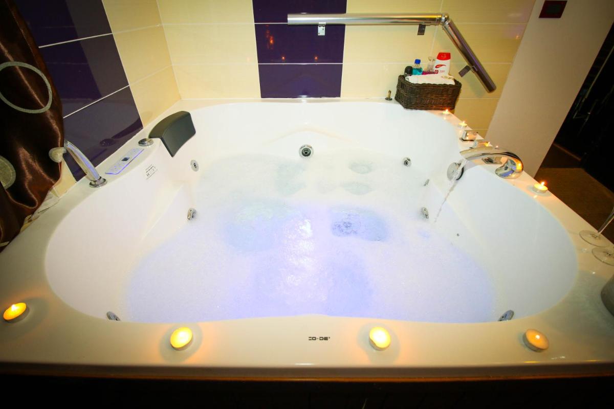 Suitetrails - Karma Luxury Room