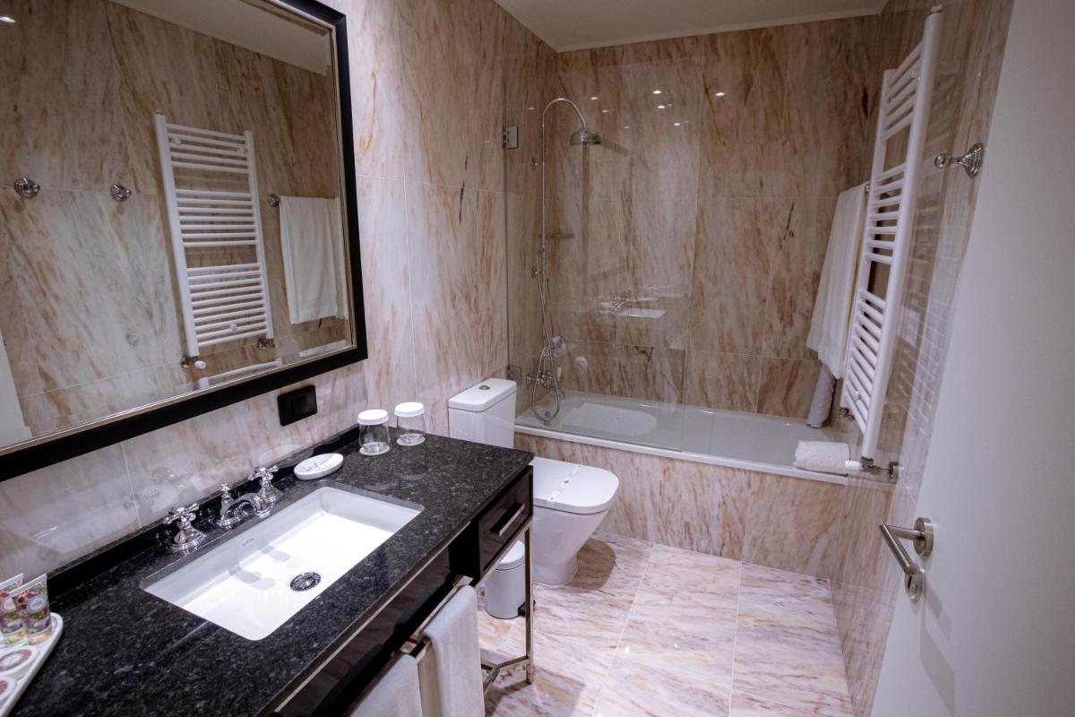 Uma casa de banho em Solar do Requeijo by Luna Hotels & Resorts
