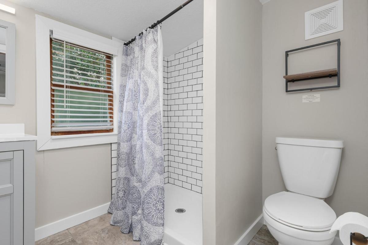 Uptown Cottage Unit B - Housity