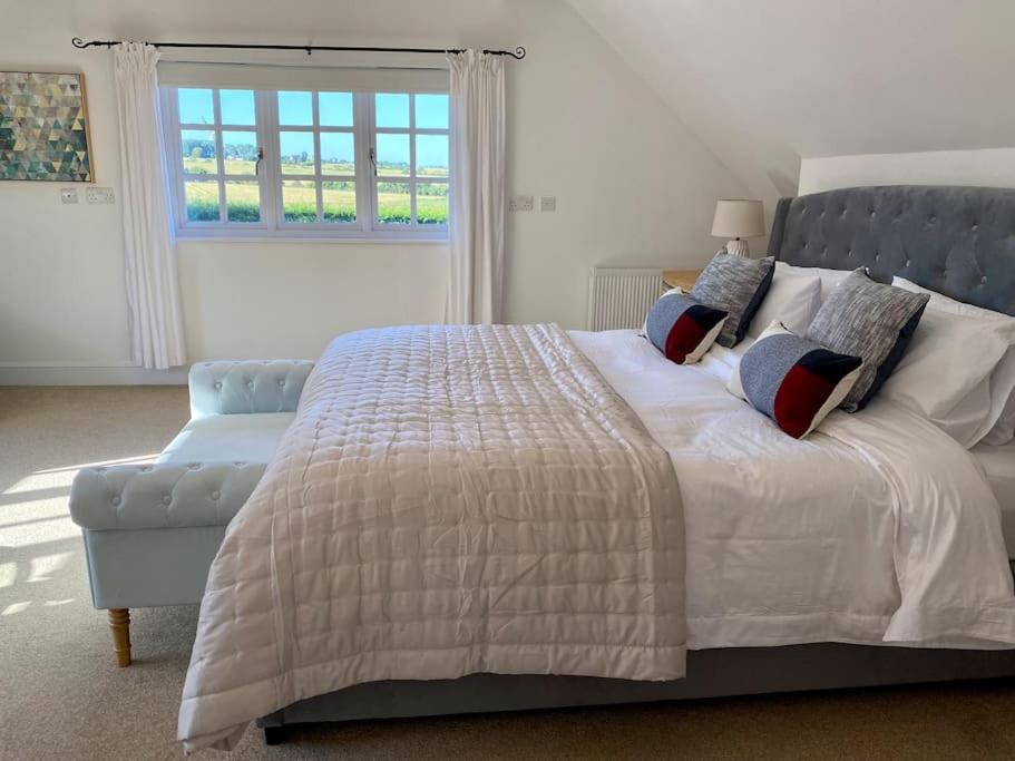 Idyllic Country Retreat with Gorgeous Views, Large Detached Cottage - Housity