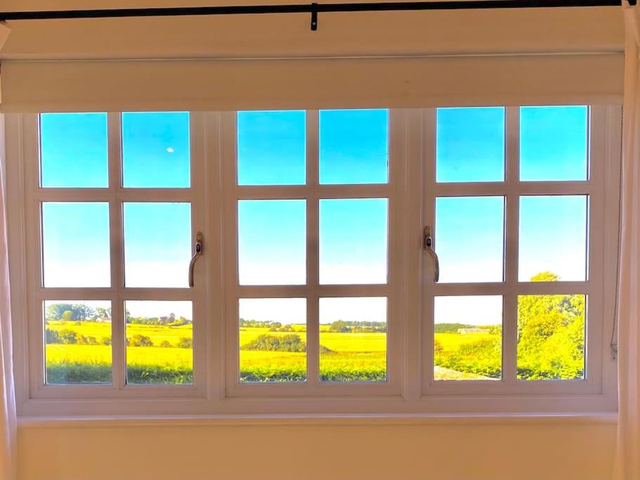 Idyllic Country Retreat with Gorgeous Views, Large Detached Cottage - Housity