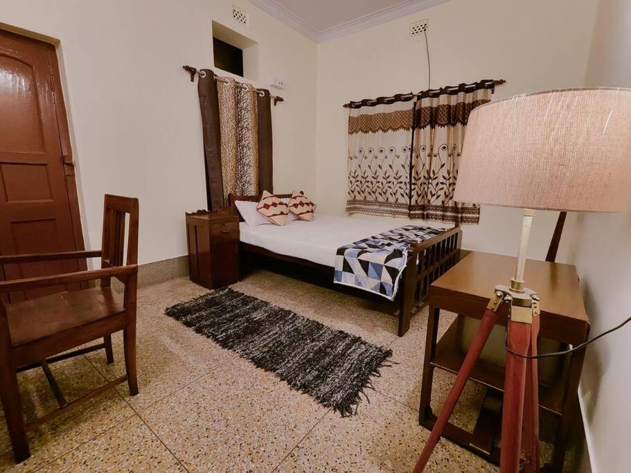 Laketown Vintage Villa 2 - 2BHK holiday home - Housity