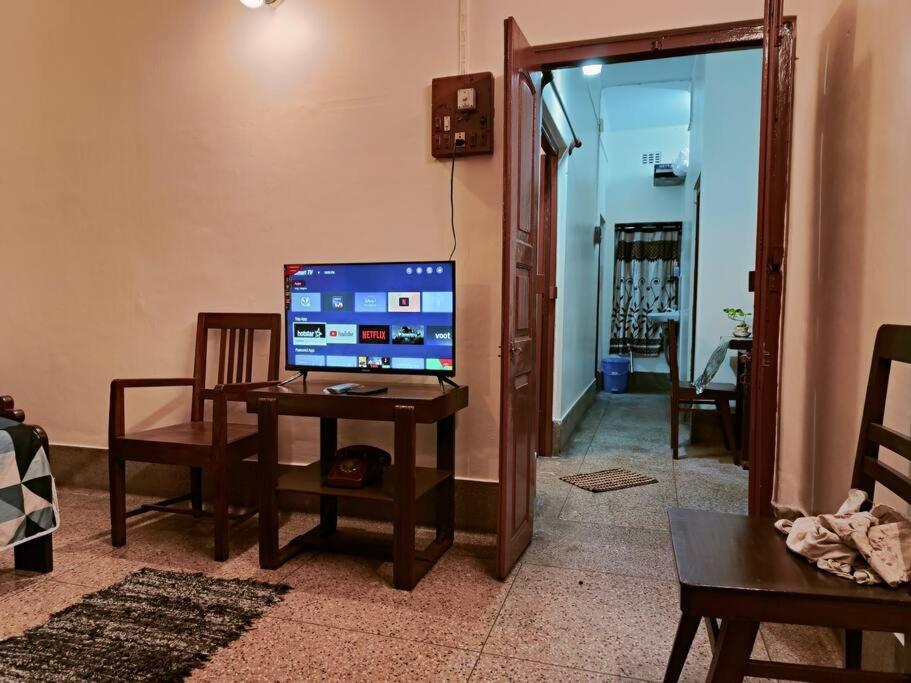 Laketown Vintage Villa 2 - 2BHK holiday home - Housity
