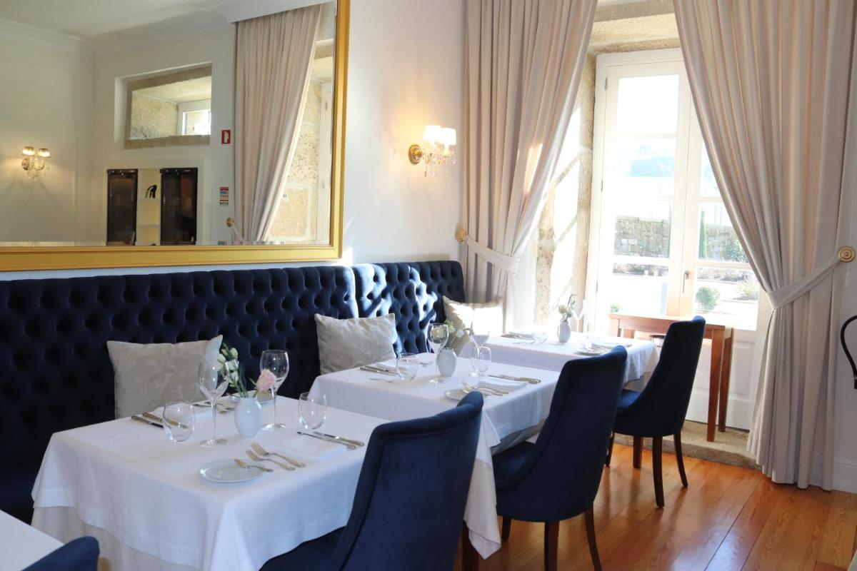 Um restaurante ou outro lugar para comer em Solar do Requeijo by Luna Hotels & Resorts