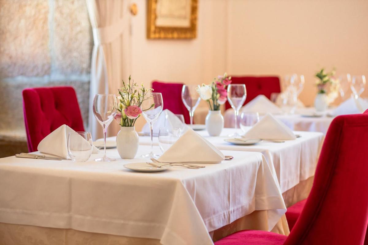 Um restaurante ou outro lugar para comer em Solar do Requeijo by Luna Hotels & Resorts