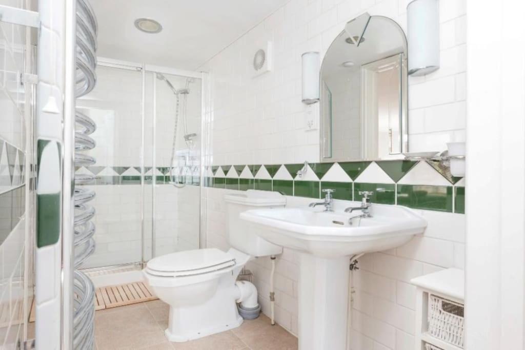 Hoop & Griffin - Housity