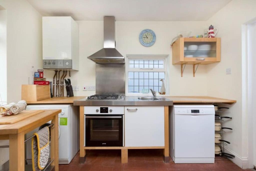 Hoop & Griffin - Housity