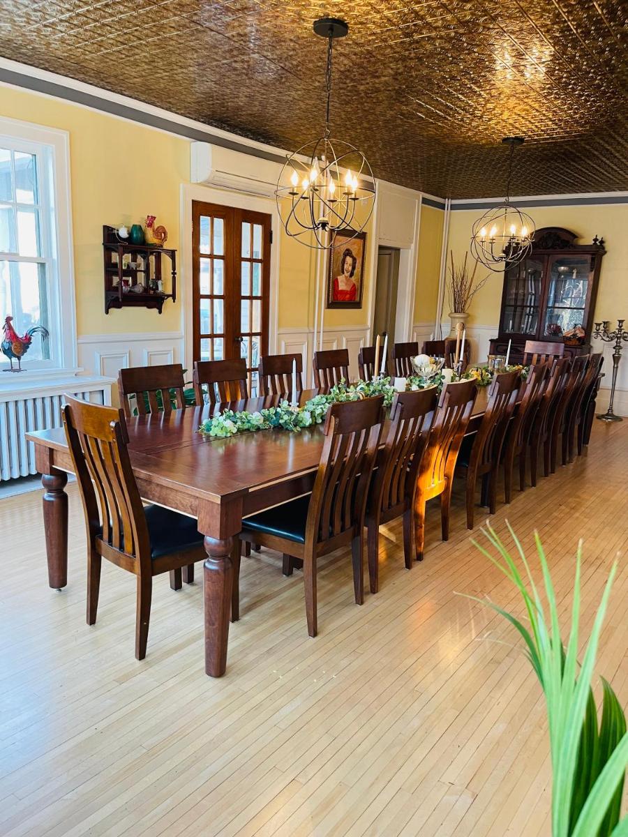 Carriage House Bed & Breakfast - Housity