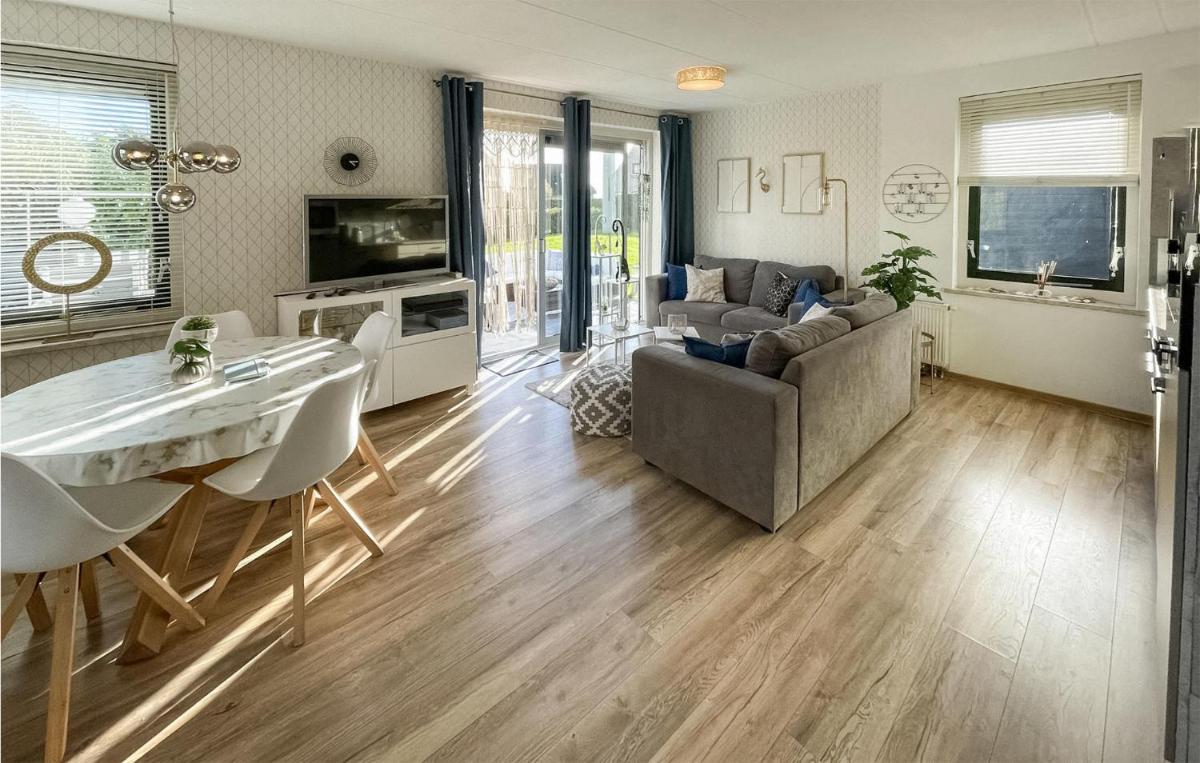3 Bedroom Cozy Home In Tzummarum - Housity