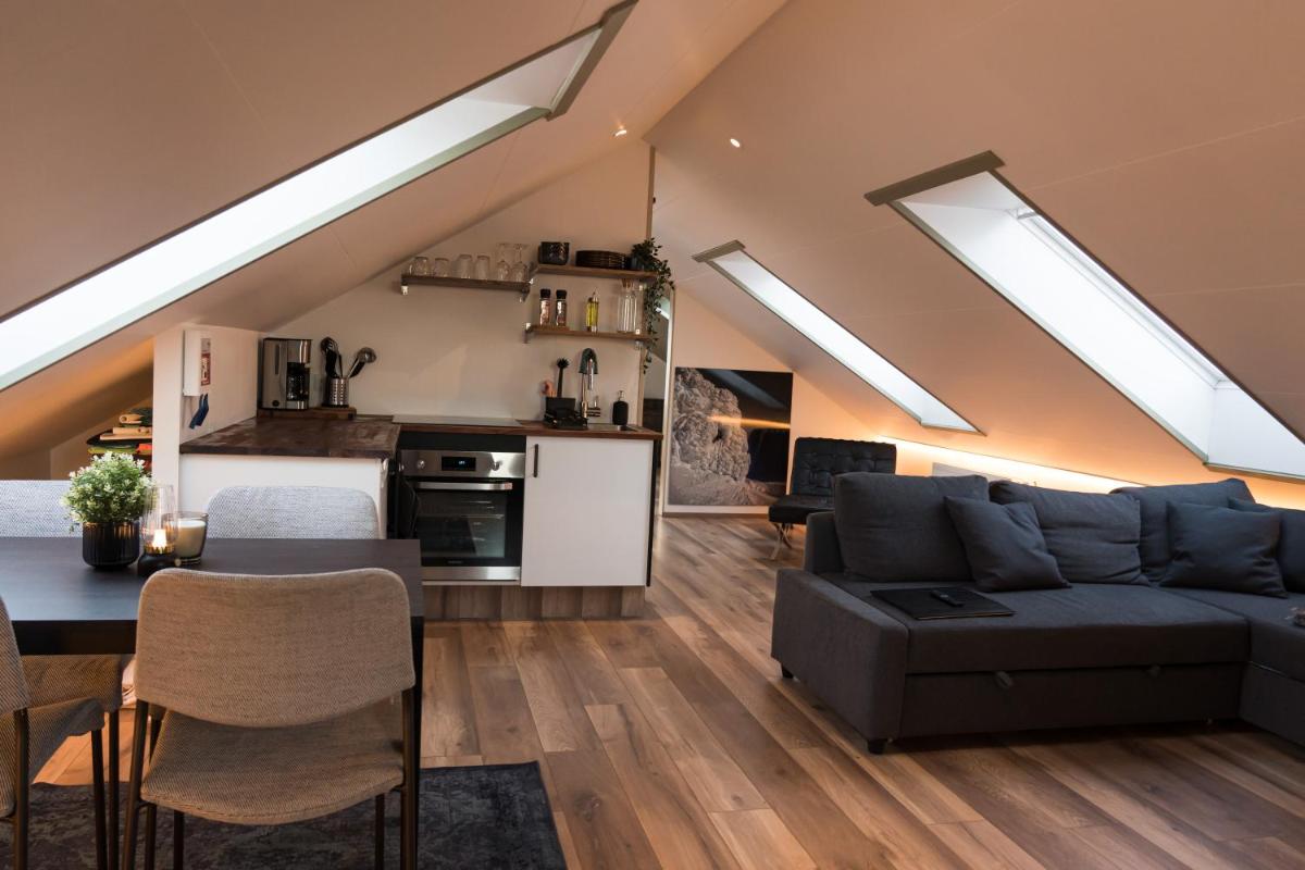 Scenic Penthouse - Ocean view & skylight windows - Housity
