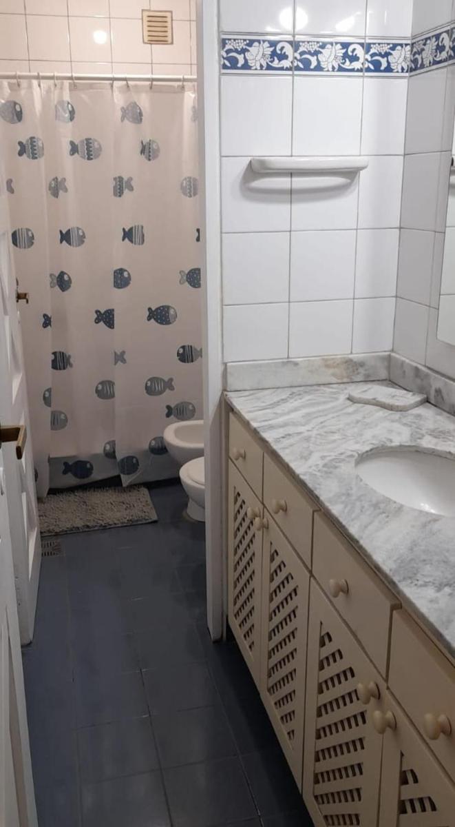 Departamento céntrico en San Martín, amplio, con aire acondicionado y cochera privada - Housity