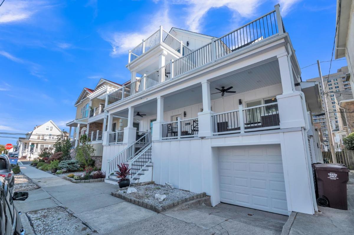 Full House Beach Block Sleeps 26 Ocean views - Housity