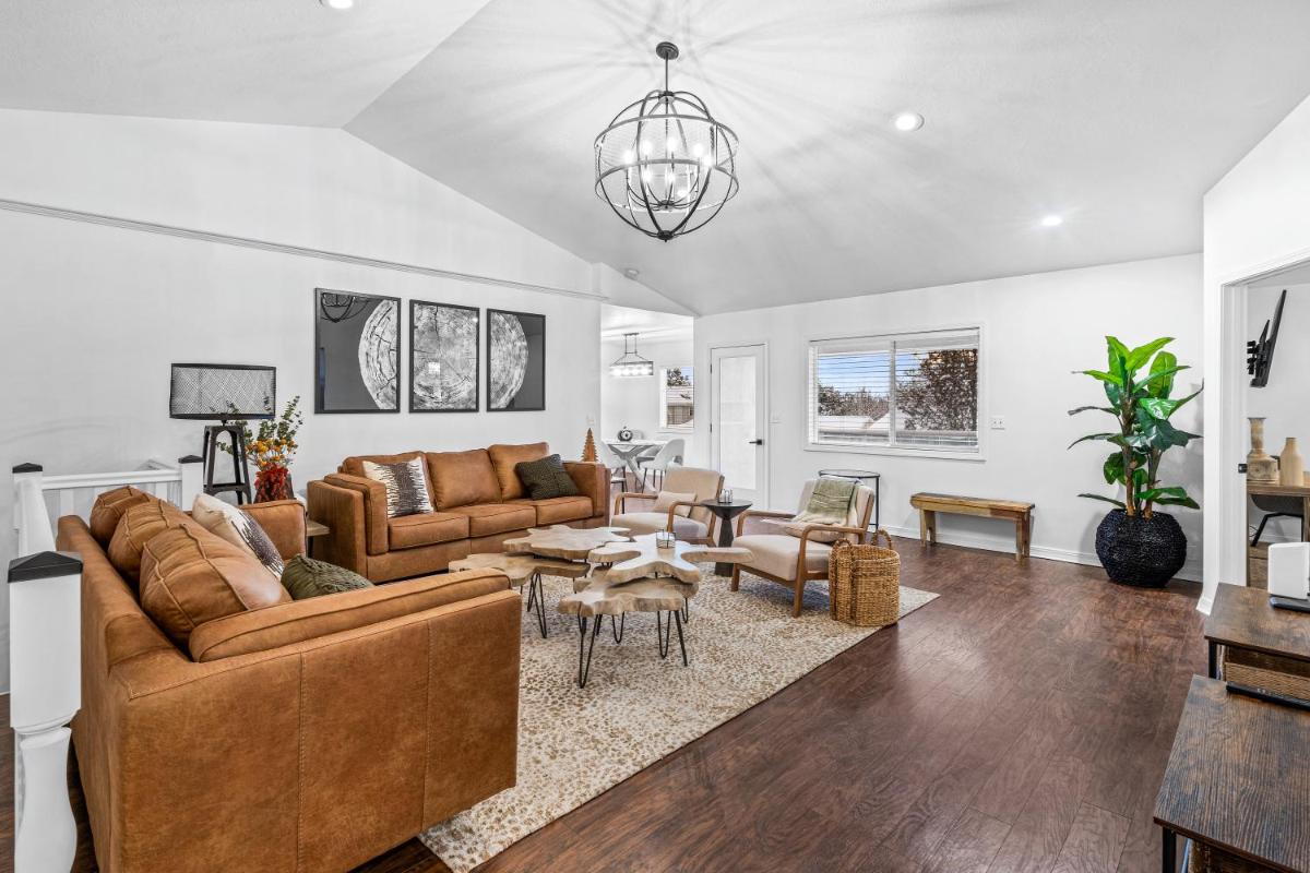 Quiet Comfortable Cliffside Estate near USU - Housity