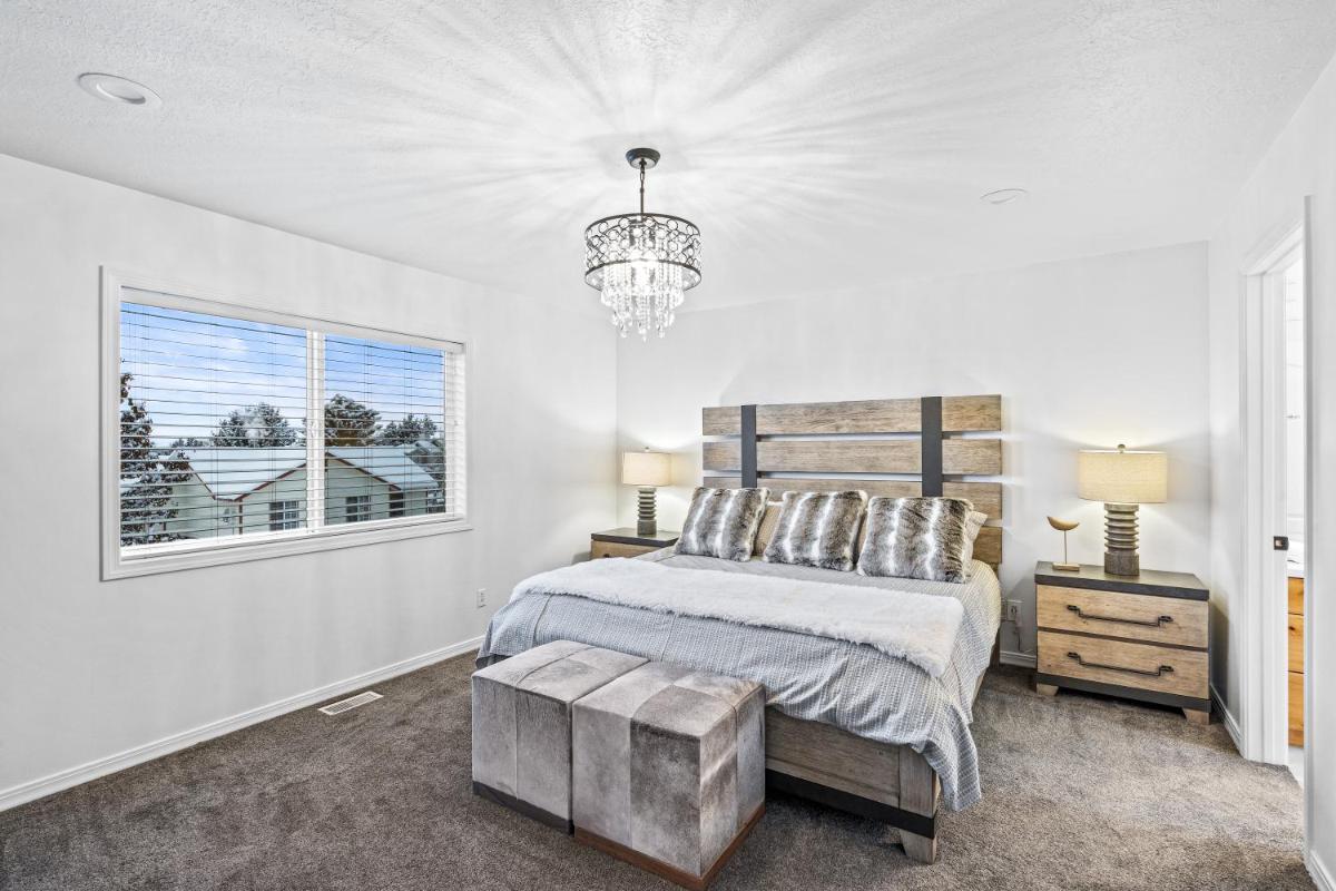 Quiet Comfortable Cliffside Estate near USU - Housity