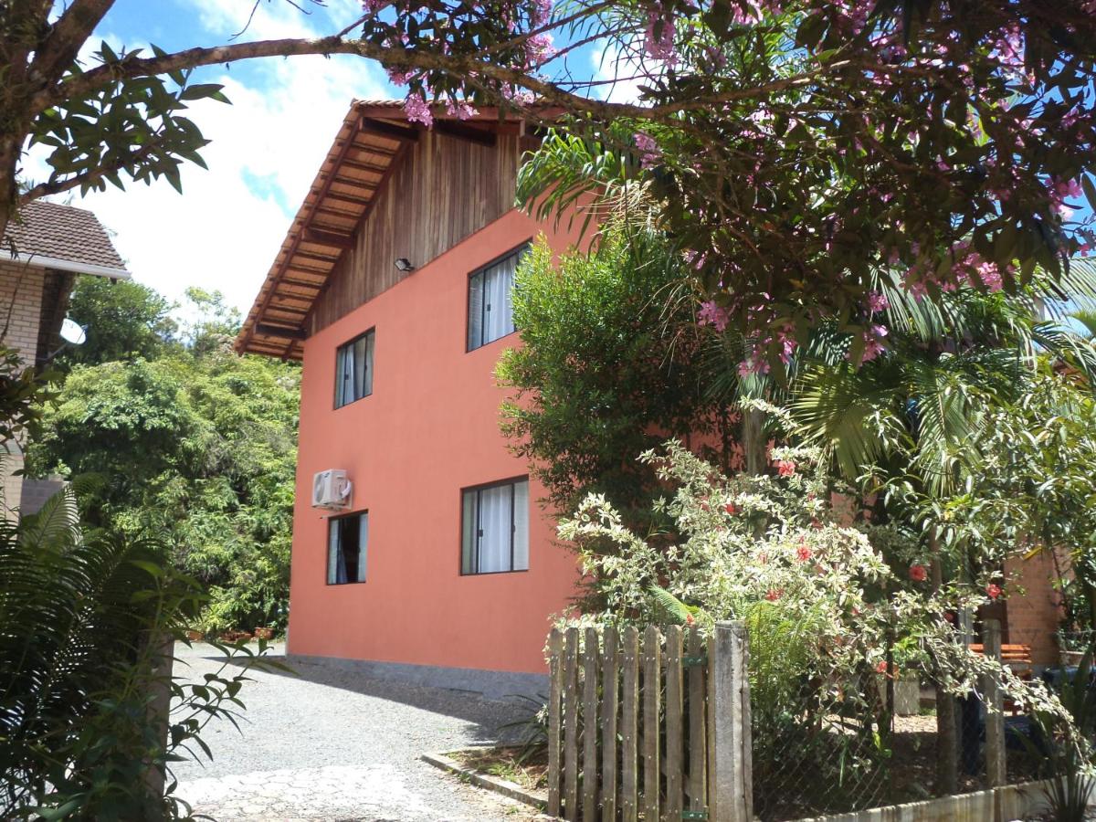 Hostel Dina & Suítes - Housity