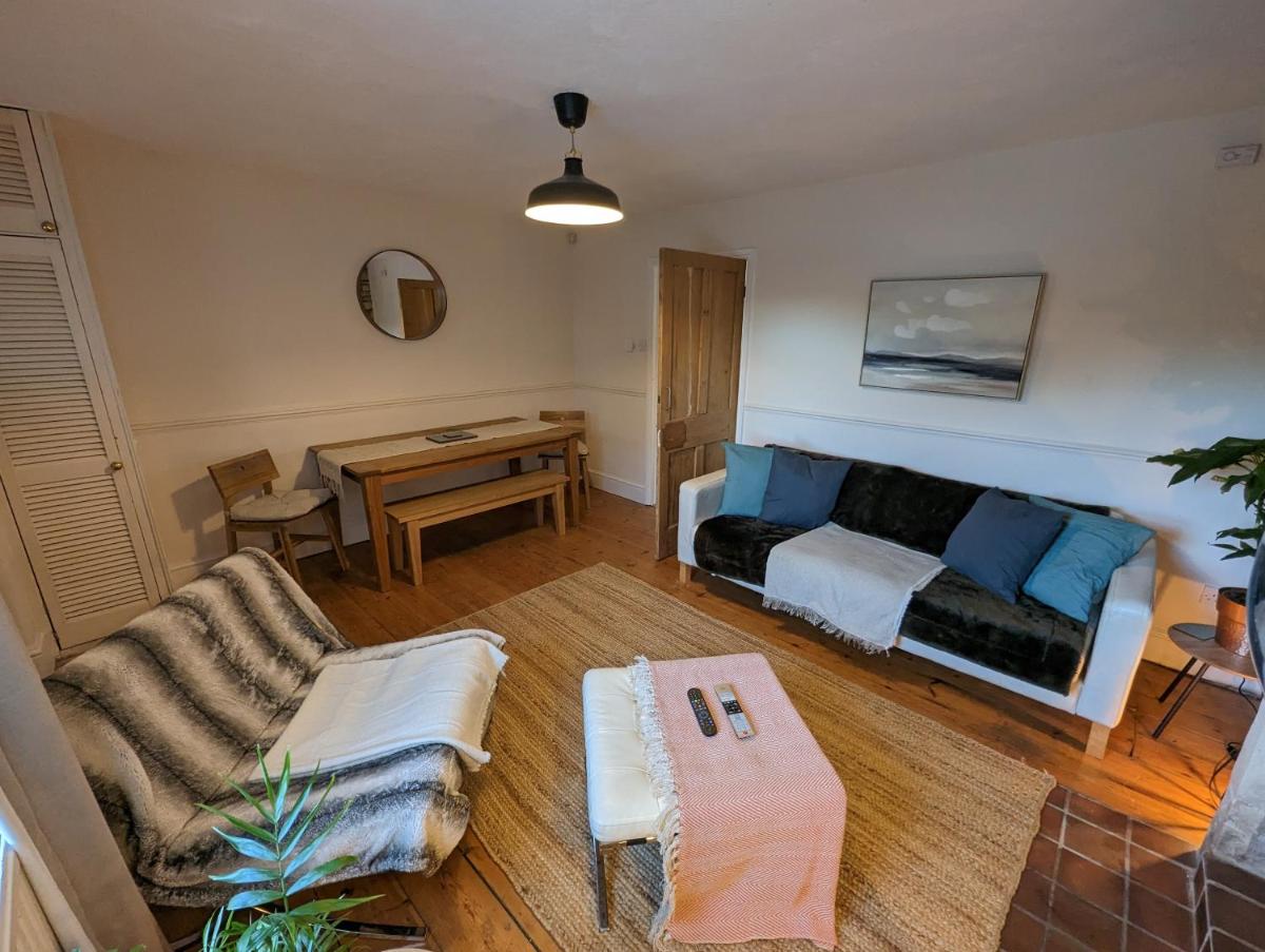 Rush Hill Cottage - with parking for 2 cars - Housity