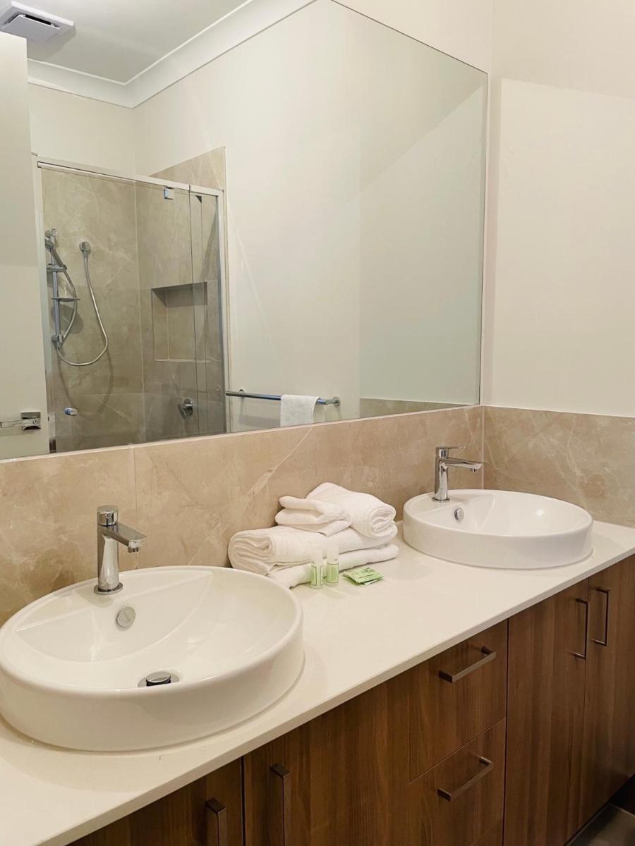 Entire 4 Bedroom Brand New Home In Melton South ! - Housity