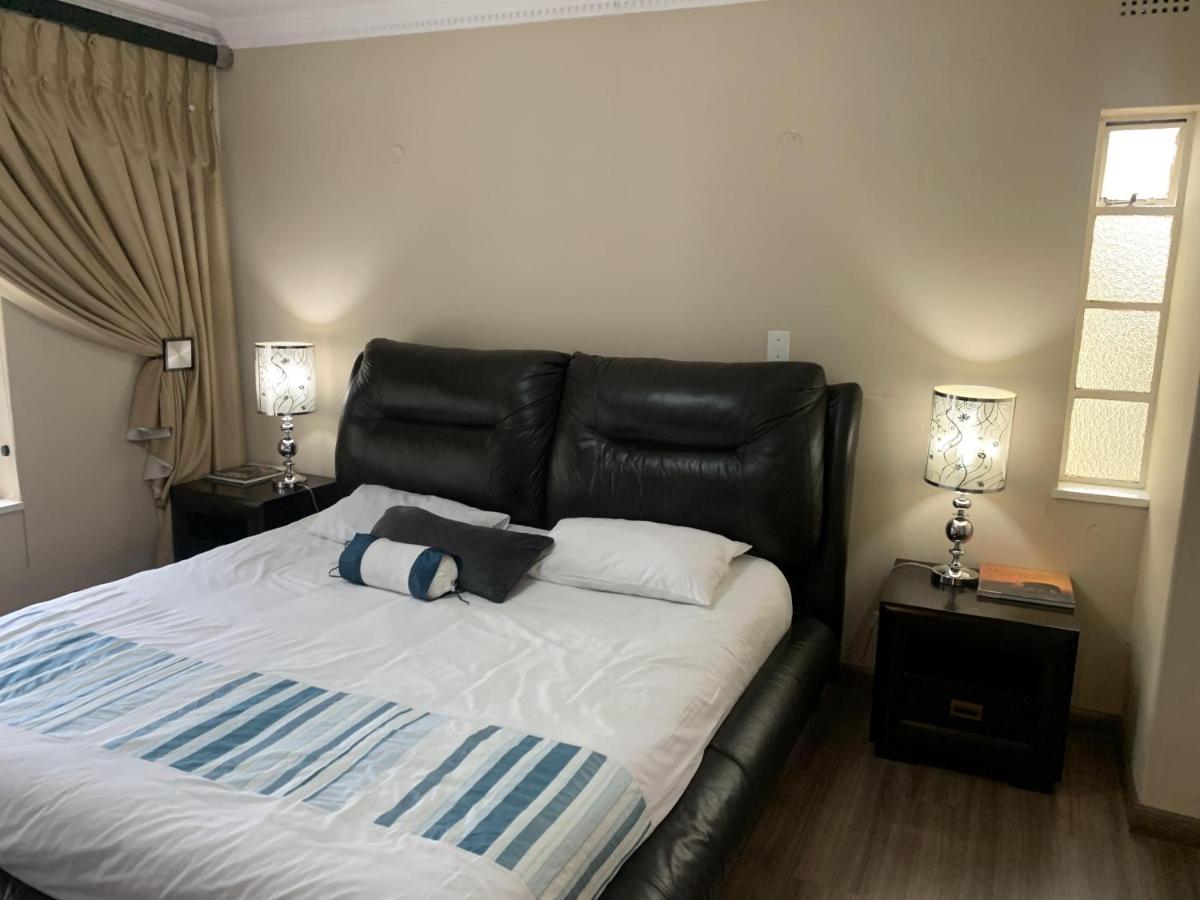 Safari Apartments -Beautiful 3 bedrooms, 10-seater dining , TV room, Garden & Pool - Housity