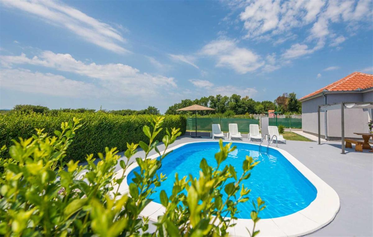 Holiday Home Flora with pool - Housity