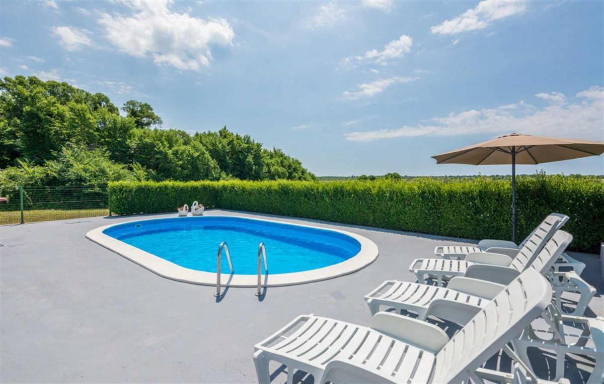 Holiday Home Flora with pool - Housity