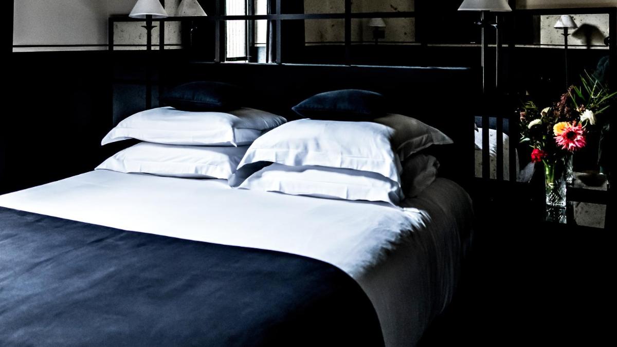 Un ou plusieurs lits dans un hébergement de l'établissement Monsieur George Hotel & Spa - Champs-Elysées
