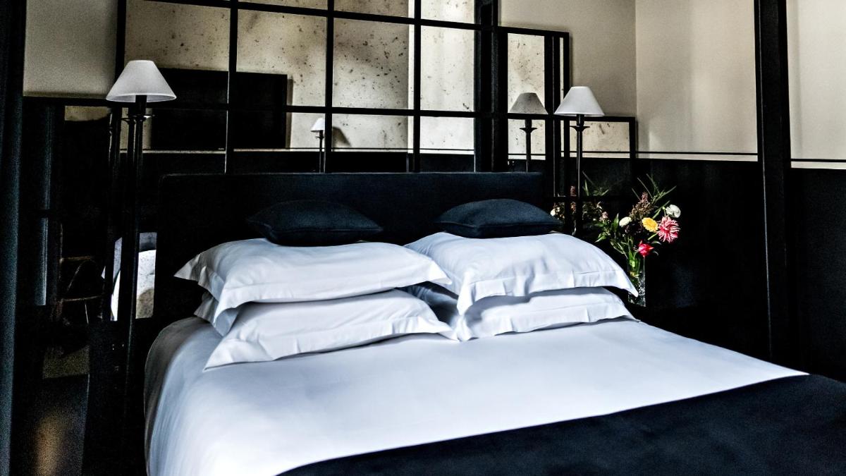 Un ou plusieurs lits dans un hébergement de l'établissement Monsieur George Hotel & Spa - Champs-Elysées