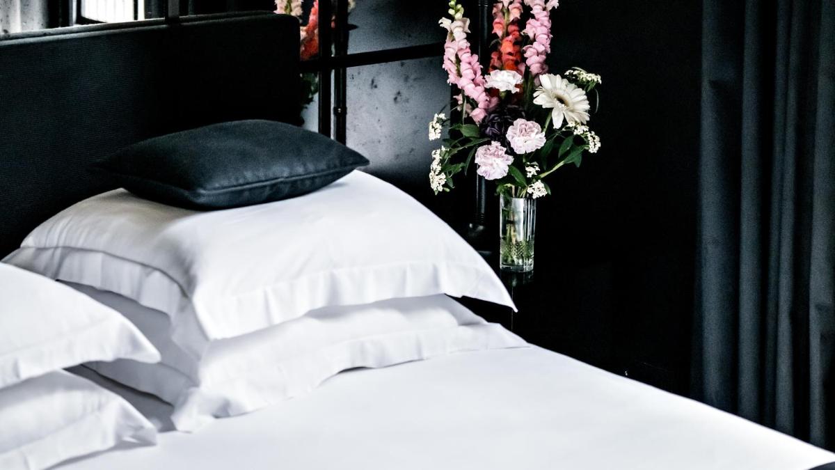 Un ou plusieurs lits dans un hébergement de l'établissement Monsieur George Hotel & Spa - Champs-Elysées