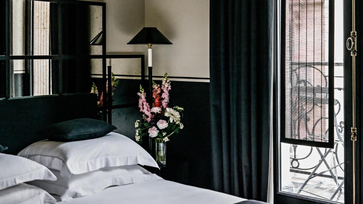 Un ou plusieurs lits dans un hébergement de l'établissement Monsieur George Hotel & Spa - Champs-Elysées