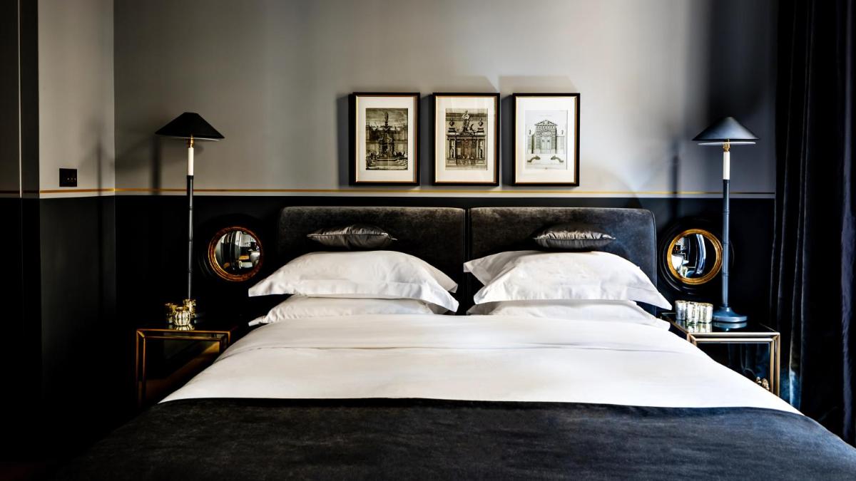 Un ou plusieurs lits dans un hébergement de l'établissement Monsieur George Hotel & Spa - Champs-Elysées