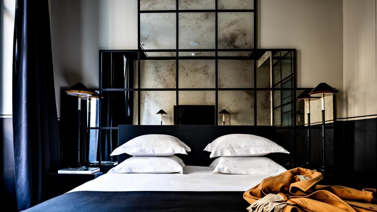 Un ou plusieurs lits dans un hébergement de l'établissement Monsieur George Hotel & Spa - Champs-Elysées