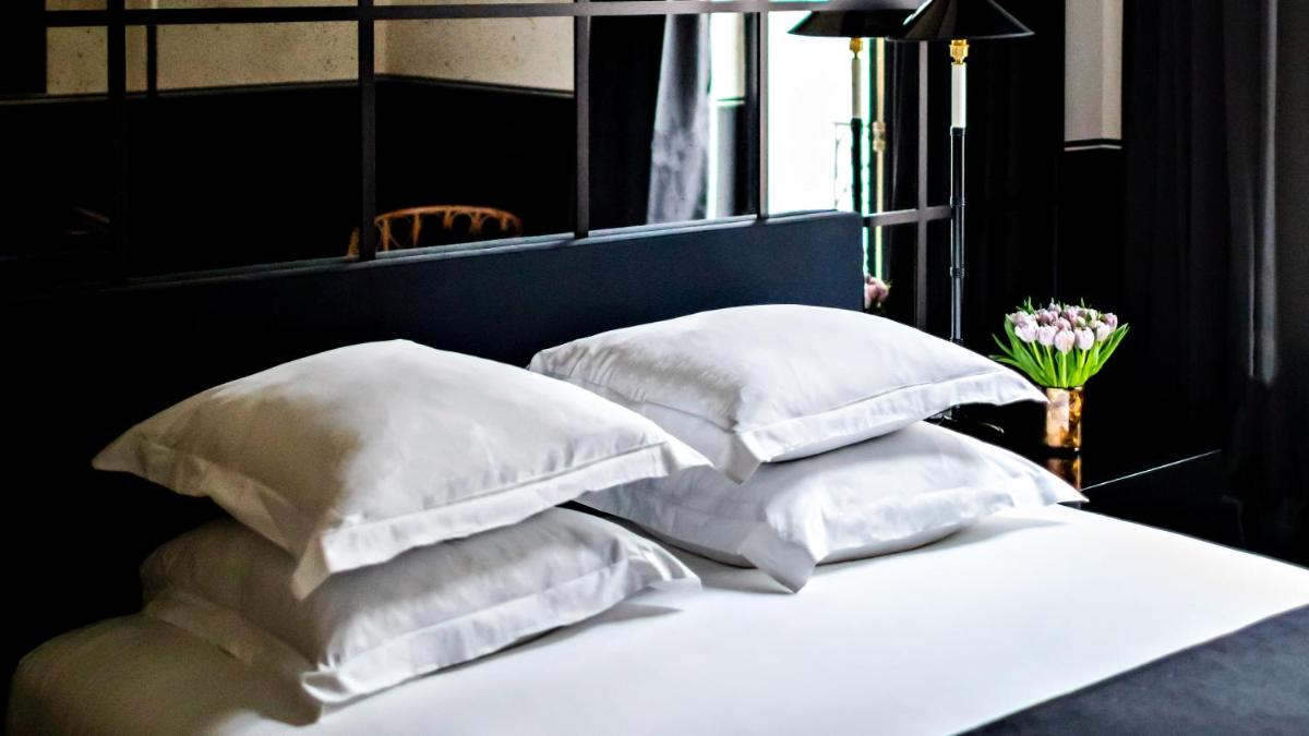 Un ou plusieurs lits dans un hébergement de l'établissement Monsieur George Hotel & Spa - Champs-Elysées